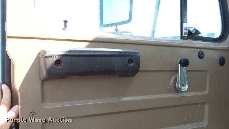 image for item EF9225 1984 International 1724 sewer jetter truck