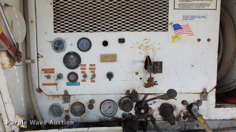 image for item EF9225 1984 International 1724 sewer jetter truck