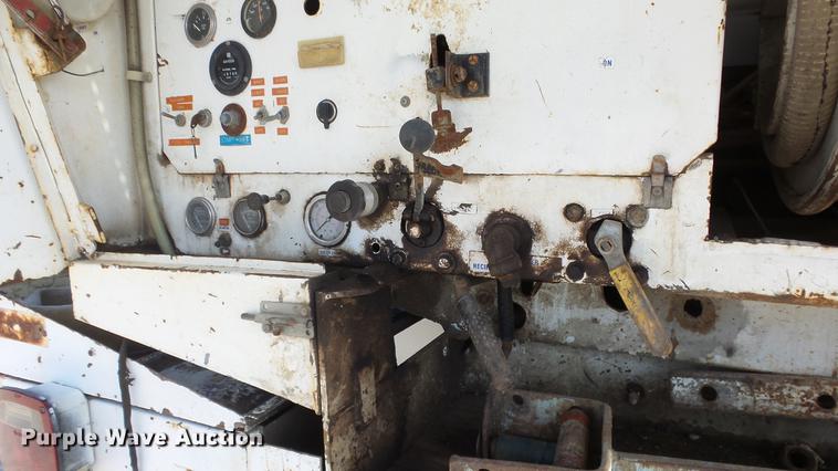 image for item EF9225 1984 International 1724 sewer jetter truck