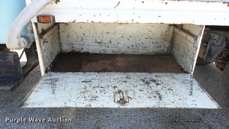 image for item EF9225 1984 International 1724 sewer jetter truck