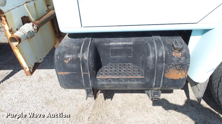 image for item EF9225 1984 International 1724 sewer jetter truck