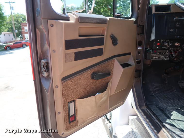 image for item EF9770 1992 International 4900 Crew Cab fire truck