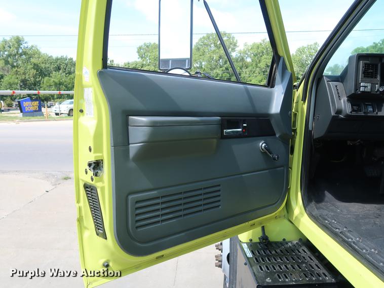 image for item EF9803 2000 GMC C6500 emergency response truck