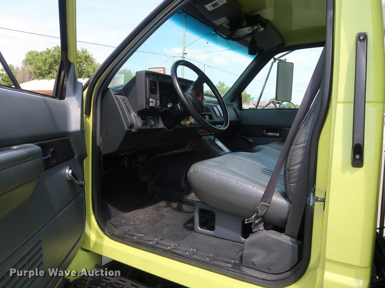 image for item EF9803 2000 GMC C6500 emergency response truck