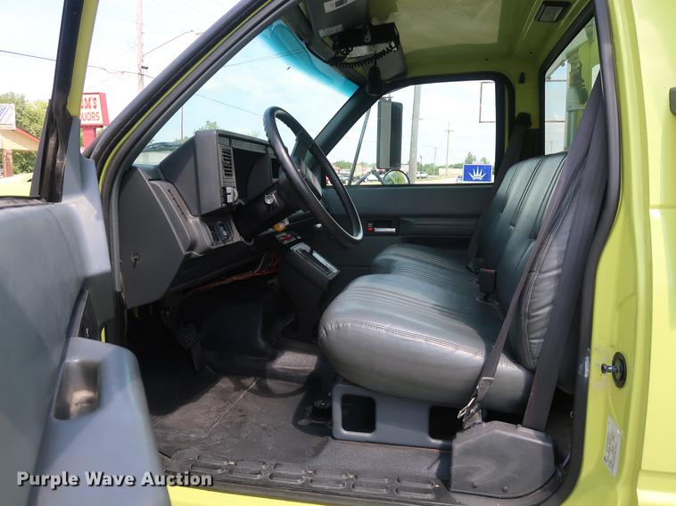 image for item EF9803 2000 GMC C6500 emergency response truck