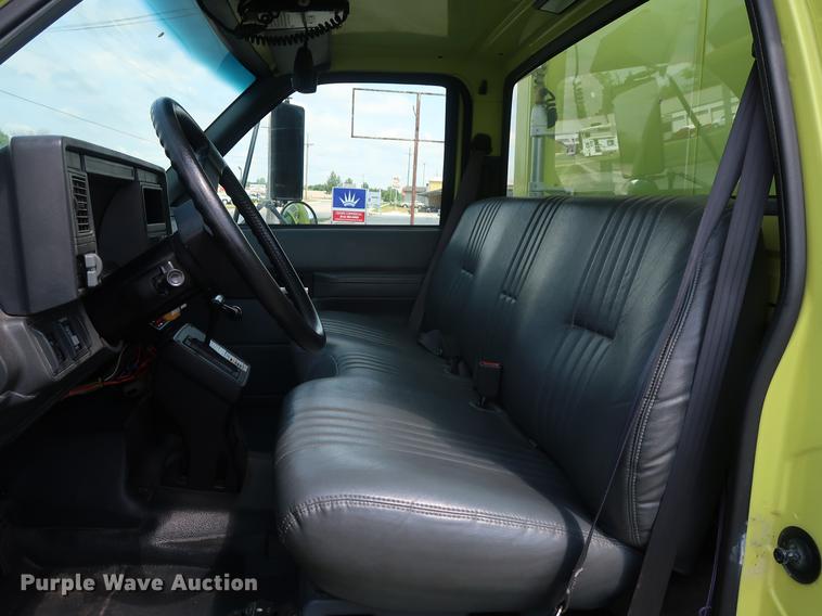 image for item EF9803 2000 GMC C6500 emergency response truck