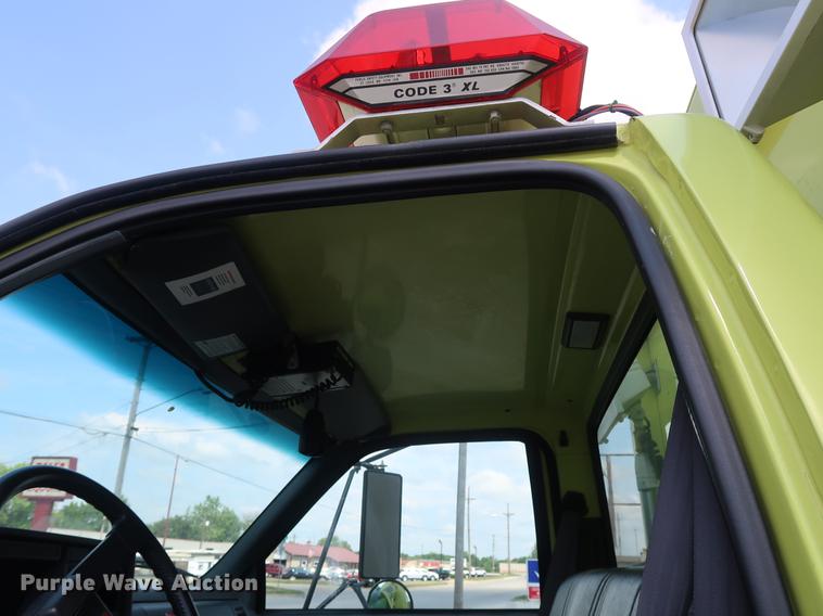 image for item EF9803 2000 GMC C6500 emergency response truck