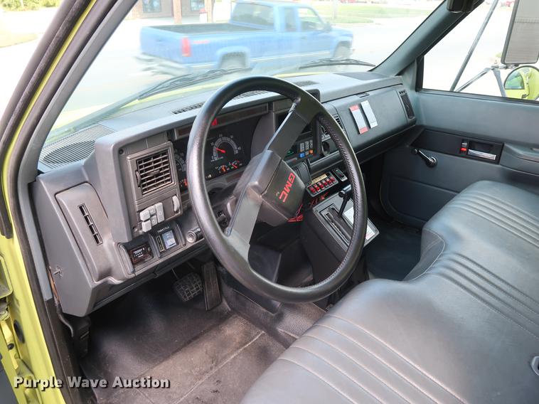 image for item EF9803 2000 GMC C6500 emergency response truck