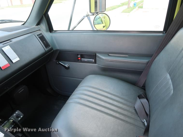 image for item EF9803 2000 GMC C6500 emergency response truck