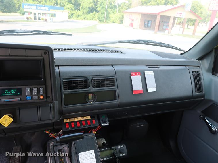 image for item EF9803 2000 GMC C6500 emergency response truck