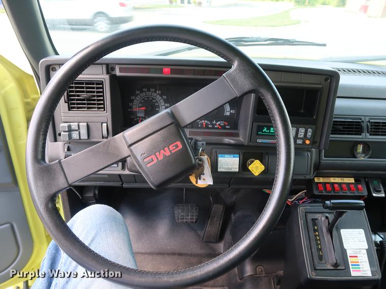 image for item EF9803 2000 GMC C6500 emergency response truck