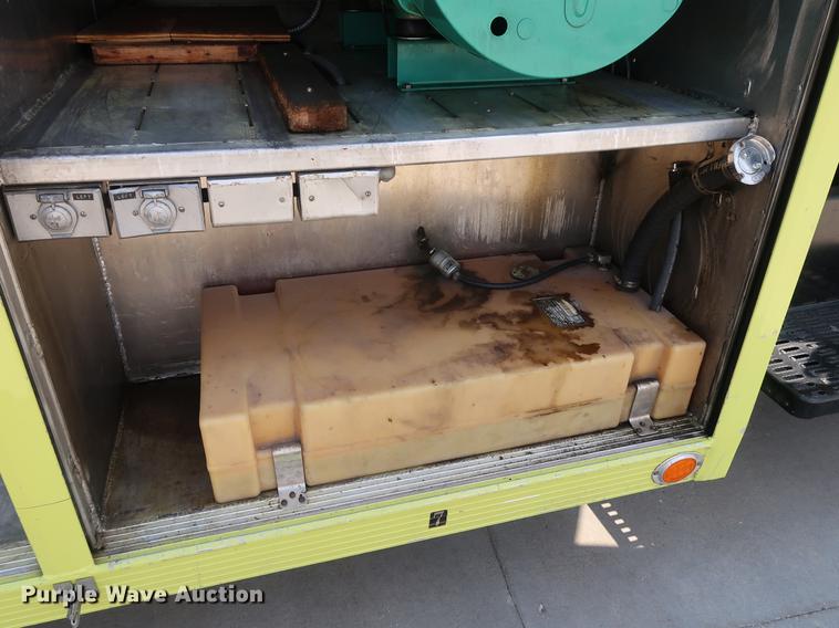 image for item EF9803 2000 GMC C6500 emergency response truck