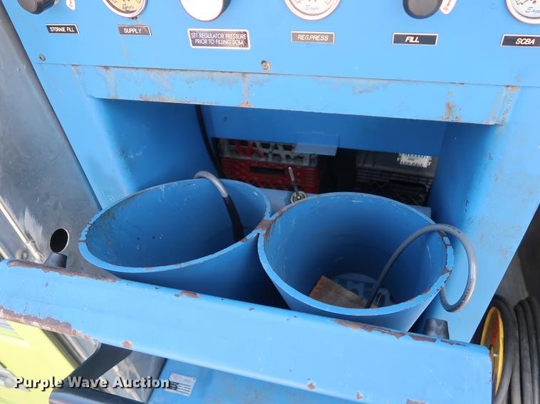 image for item EF9803 2000 GMC C6500 emergency response truck