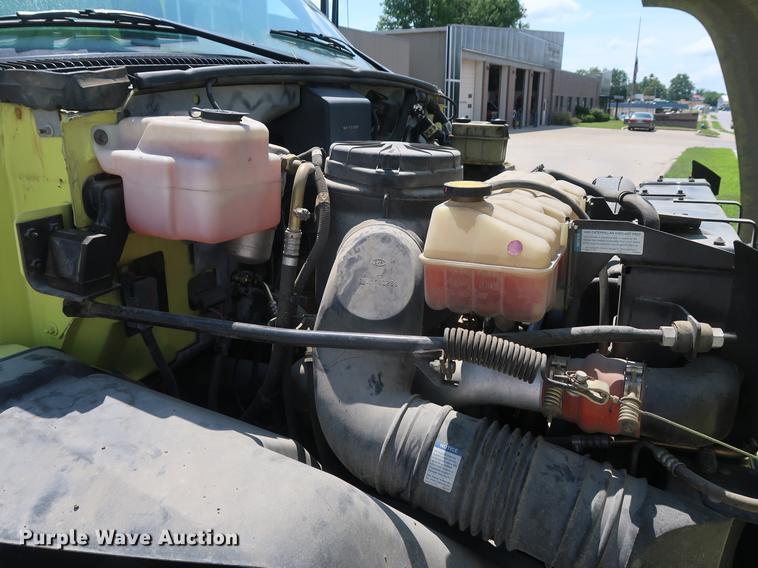 image for item EF9803 2000 GMC C6500 emergency response truck