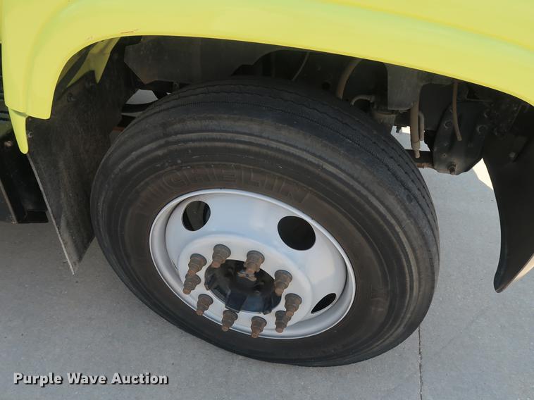 image for item EF9803 2000 GMC C6500 emergency response truck