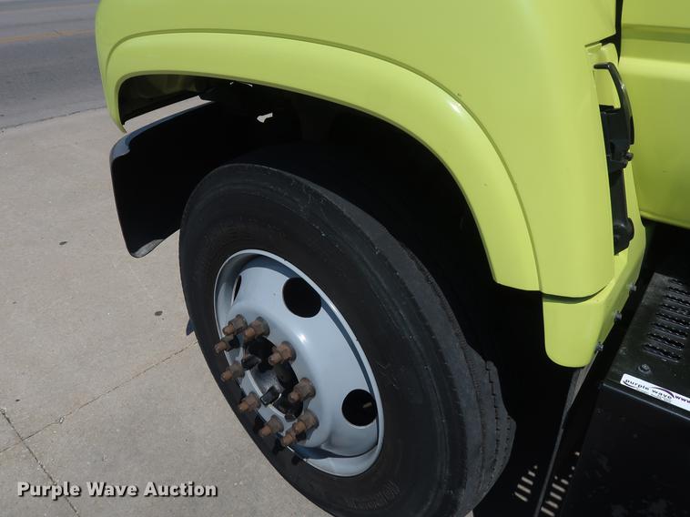 image for item EF9803 2000 GMC C6500 emergency response truck