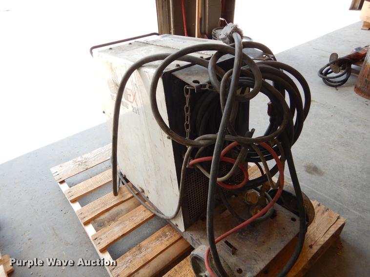 image for item EK9415 Hobart BetaMig 251 welder