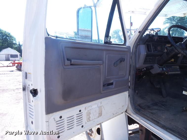 image for item EV9004 1995 Ford F700 bucket truck