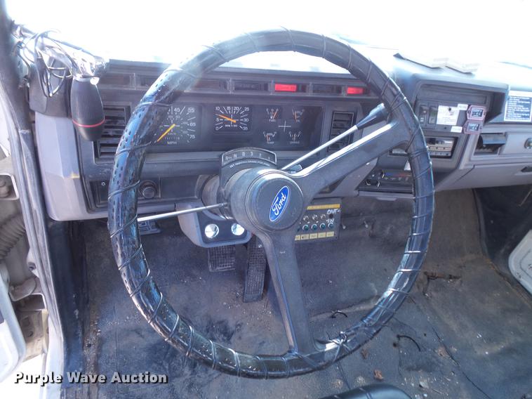 image for item EV9004 1995 Ford F700 bucket truck