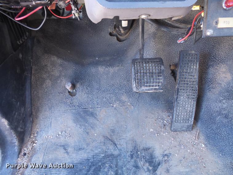 image for item EV9004 1995 Ford F700 bucket truck