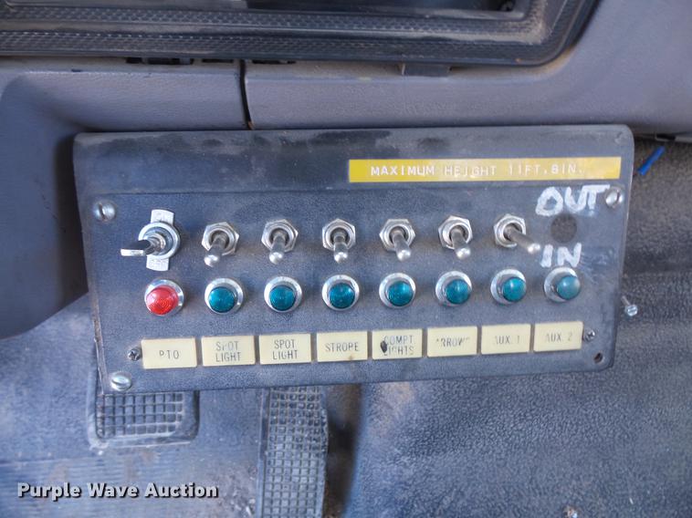 image for item EV9004 1995 Ford F700 bucket truck