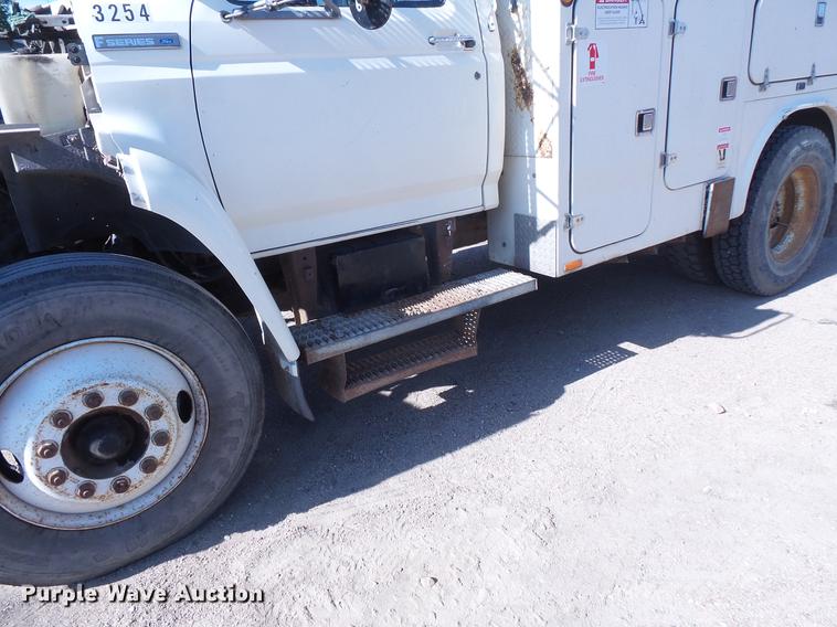 image for item EV9004 1995 Ford F700 bucket truck