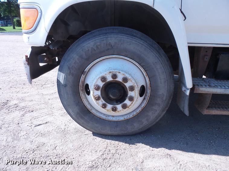 image for item EV9004 1995 Ford F700 bucket truck