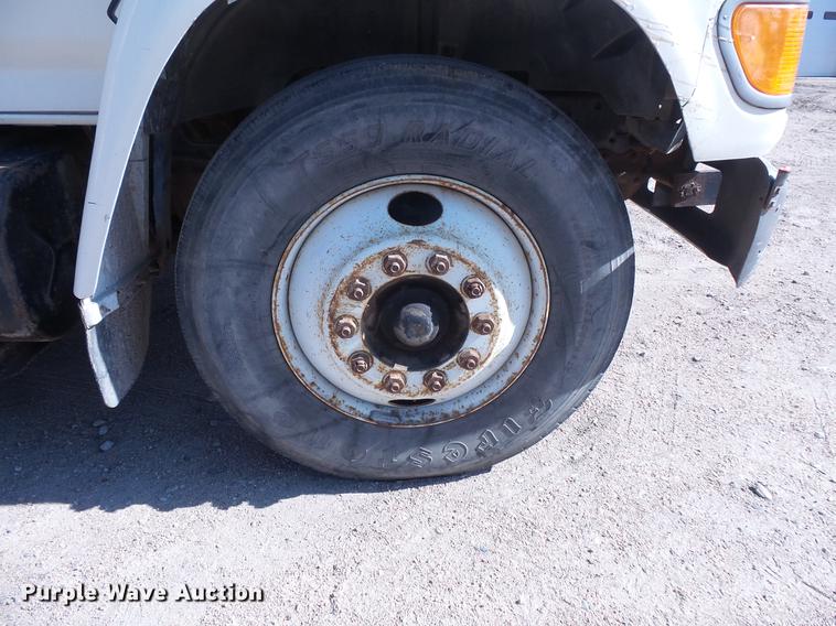 image for item EV9004 1995 Ford F700 bucket truck