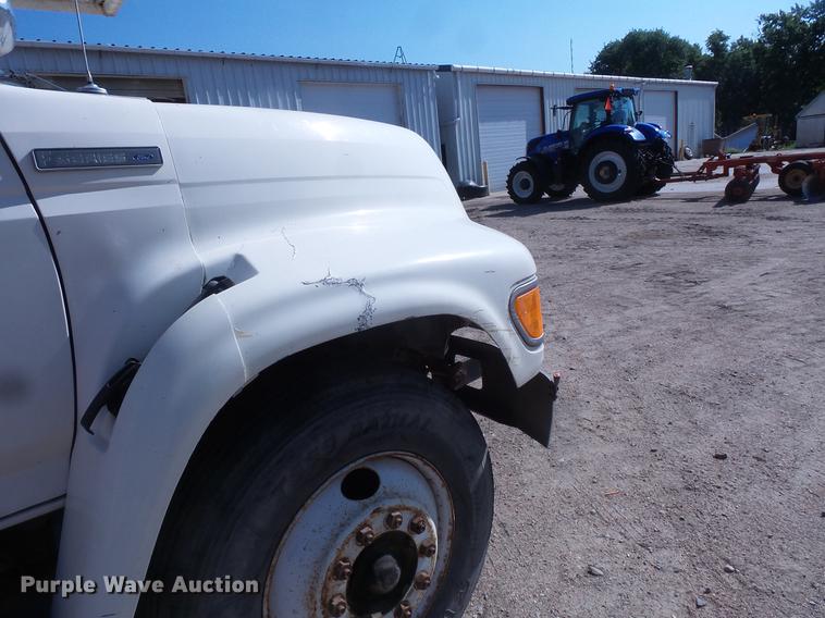 image for item EV9004 1995 Ford F700 bucket truck