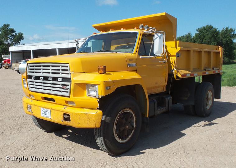 image for item EV9006 1981 Ford F700 dump truck
