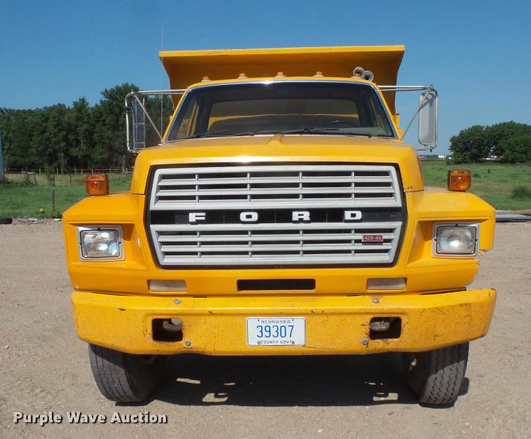 image for item EV9006 1981 Ford F700 dump truck
