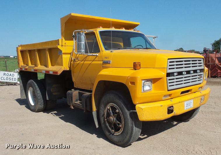 image for item EV9006 1981 Ford F700 dump truck
