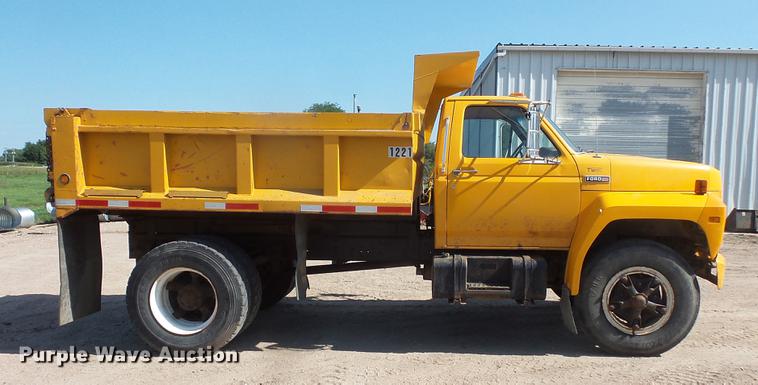 image for item EV9006 1981 Ford F700 dump truck