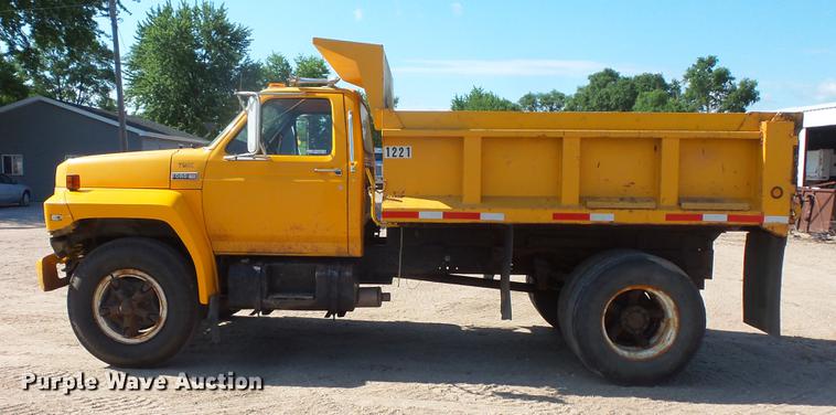 image for item EV9006 1981 Ford F700 dump truck