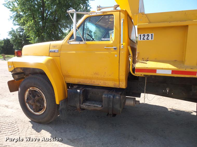 image for item EV9006 1981 Ford F700 dump truck