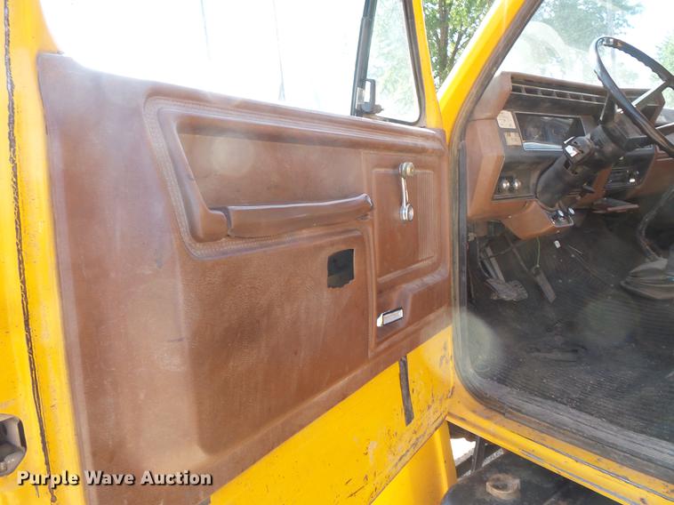 image for item EV9006 1981 Ford F700 dump truck