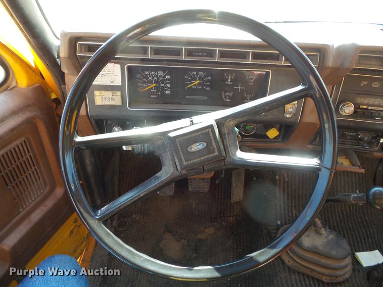 image for item EV9006 1981 Ford F700 dump truck