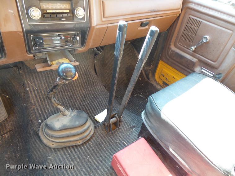 image for item EV9006 1981 Ford F700 dump truck