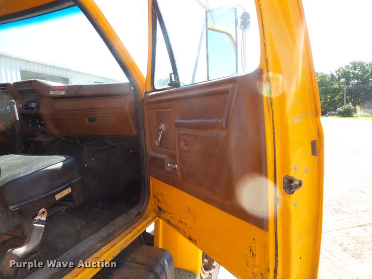 image for item EV9006 1981 Ford F700 dump truck