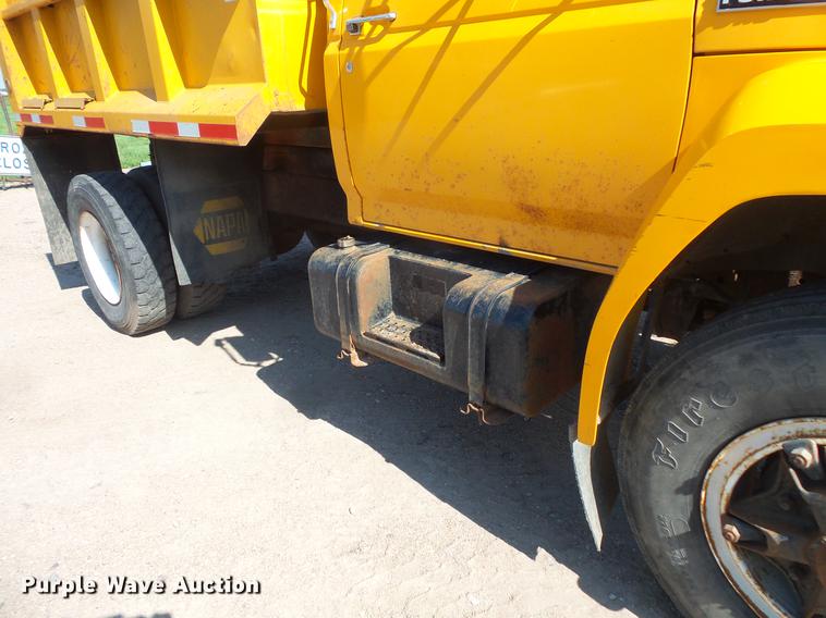 image for item EV9006 1981 Ford F700 dump truck