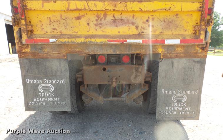 image for item EV9006 1981 Ford F700 dump truck