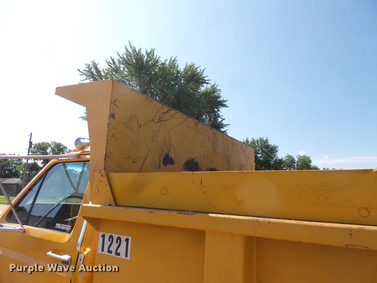image for item EV9006 1981 Ford F700 dump truck