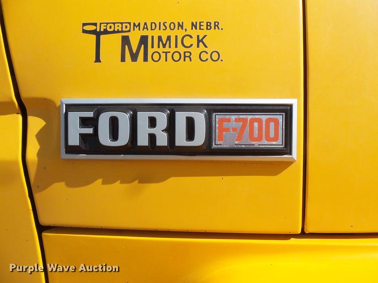 image for item EV9006 1981 Ford F700 dump truck