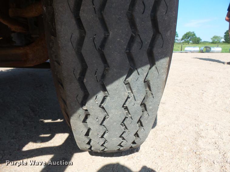 image for item EV9006 1981 Ford F700 dump truck