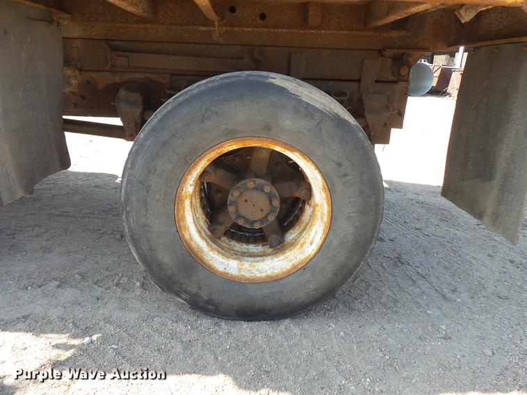 image for item EV9006 1981 Ford F700 dump truck