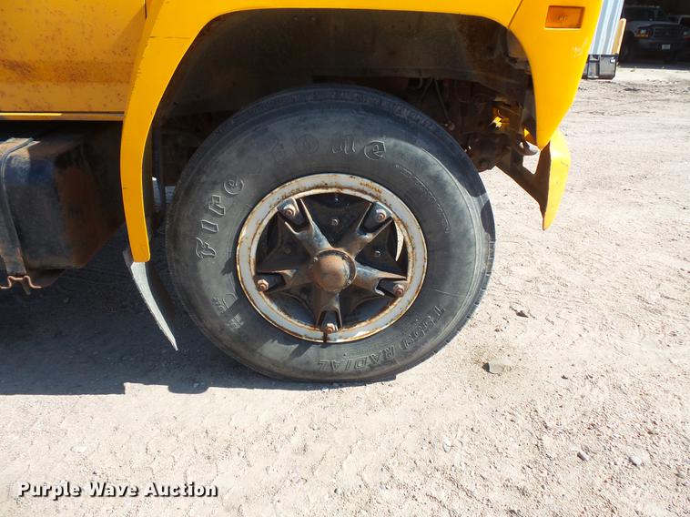 image for item EV9006 1981 Ford F700 dump truck