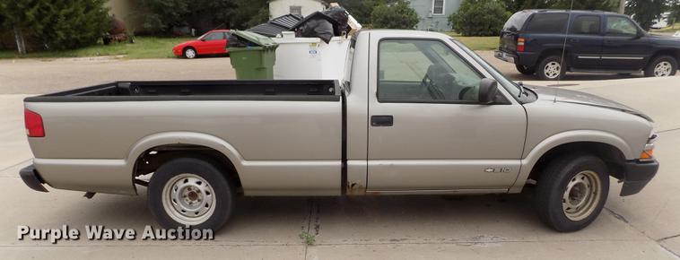 image for item DB9211 2002 Chevrolet S10 pickup truck
