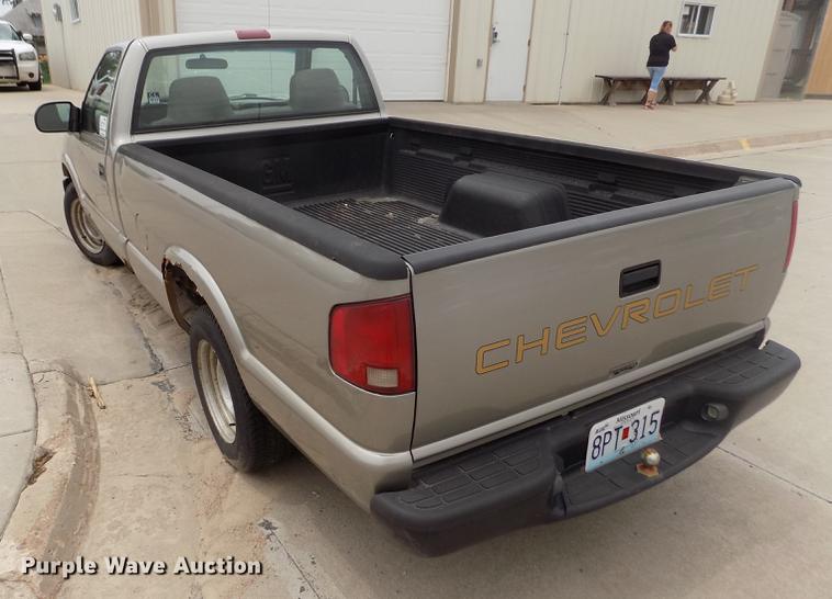 image for item DB9211 2002 Chevrolet S10 pickup truck