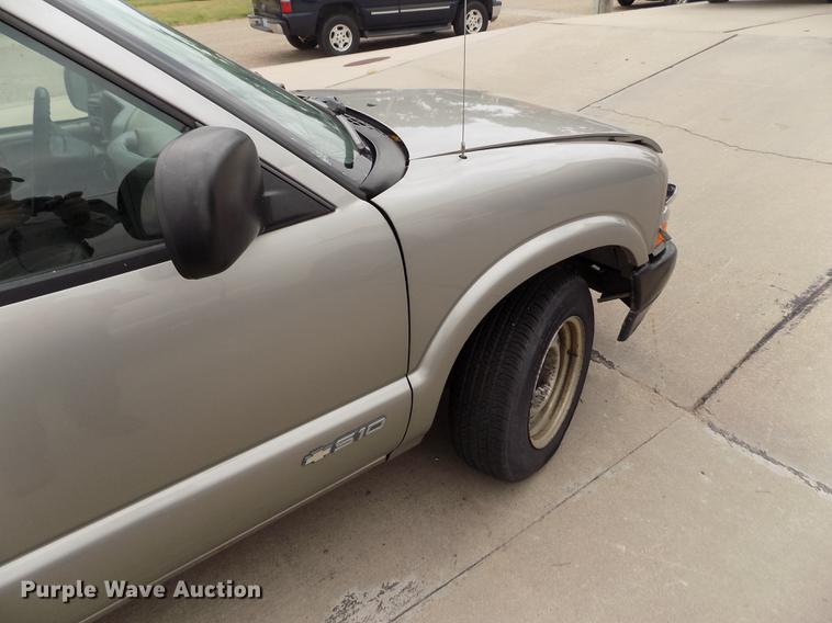image for item DB9211 2002 Chevrolet S10 pickup truck