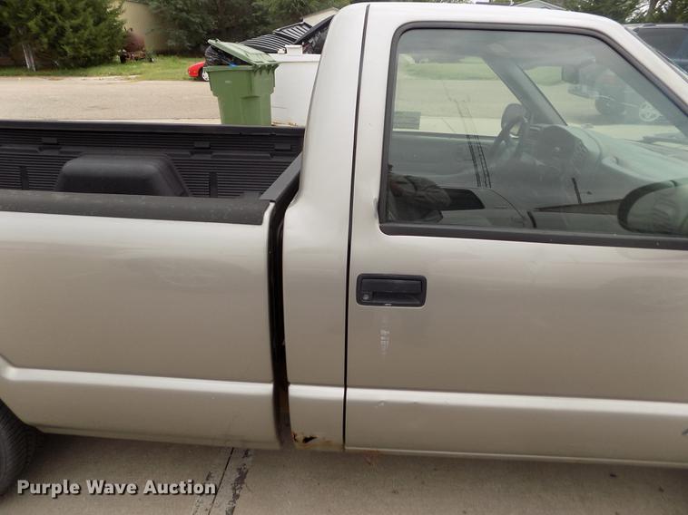 image for item DB9211 2002 Chevrolet S10 pickup truck